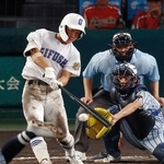 　県岐阜商-東海大熊本星翔　８回表県岐阜商２死一、二塁、駒瀬が右前に勝ち越し打を放つ。捕手比嘉＝甲子園