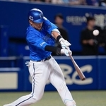 　１０回ＤｅＮＡ１死二塁、山本が右翼線に勝ち越し二塁打を放つ＝バンテリンドーム