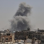　１５日、パレスチナ自治区ガザ南部ハンユニスで、イスラエル軍の空爆後に上がる煙（ＡＰ＝共同）