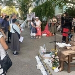 　韓国系市民団体「コリア協議会」などが開いた集会で、少女像の周囲に立つ人々＝１４日、ベルリン（共同）