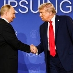 　共同記者発表後、握手するロシアのプーチン大統領（左）とトランプ米大統領＝１５日、米アラスカ州アンカレジ（ロイター＝共同）