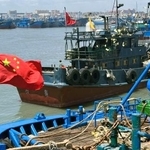 　中国福建省石獅市の漁港から出港する漁船＝１６日（共同）