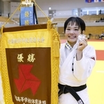 　女子５２キロ級で初優勝した佐久長聖・武田桃佳＝ジップアリーナ岡山