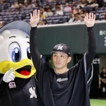 　８回２失点で５勝目を挙げ声援に応えるロッテ・小島＝みずほペイペイドーム