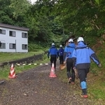 　１５日午前、閉鎖された羅臼岳の登山口から入山する捜索隊＝北海道斜里町