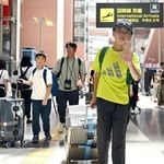 　フィンランドから関西空港に到着した家族連れ＝１６日午後