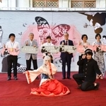 　１６日、台湾台中市の国家漫画博物館で行われた企画展の開幕式で、記念撮影に応じる関係者ら（共同）