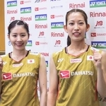 　ポーズをとる志田千陽（左）、松山奈未組＝１６日、東京都内