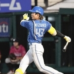 　９回日本ハム２死、水野が右越えに本塁打を放つ＝楽天モバイルパーク