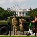 　１６日、米ワシントンのホワイトハウス前を巡回する州兵ら（ＡＰ＝共同）