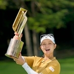 　通算１４アンダーで優勝した柏原明日架＝軽井沢７２
