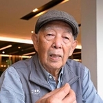 　タイ中部アユタヤで取材に応じるキンマウンミンさん＝３日（共同）