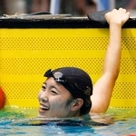 　女子２００メートル平泳ぎ　大会新の２分２４秒６３で優勝した常総学院・中沢心暖＝ひろしんビッグウェーブ