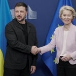　ウクライナのゼレンスキー大統領（左）と握手するＥＵのフォンデアライエン欧州委員長＝１７日、ブリュッセル（ロイター＝共同）