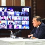 　ウクライナに関する有志連合オンライン首脳会合に出席した石破首相＝１７日夜、首相公邸（内閣広報室提供）