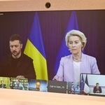 　フランスのマクロン大統領とのオンライン会見に臨むウクライナのゼレンスキー大統領（左）とＥＵのフォンデアライエン欧州委員長を映すスクリーン＝１７日（ＡＰ＝共同）