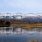 　「知床五湖」の一湖と知床連山＝５月、北海道斜里町