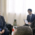　訪問先のアフリカ東部ジブチでオマル外相（右）と会談する中谷防衛相＝１７日（共同）