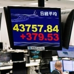 　日経平均株価の午前終値４万３７５７円８４銭を示すモニター＝１８日午前、東京都港区の外為どっとコム