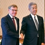 　ドイツのワーデフール外相（左）と握手する岩屋外相＝１８日午前、東京都内