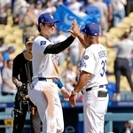 　パドレスに勝利し、ロバーツ監督（右）とタッチを交わすドジャース・大谷＝ロサンゼルス（共同）