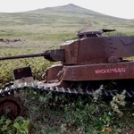 　千島列島北東端のシュムシュ島に残された旧日本軍の戦車＝２０１５年９月（タス＝共同）