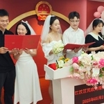 　婚姻登記所を訪れたカップル＝５月、中国湖北省武漢市（共同）