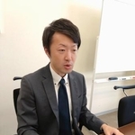 　取材に応じる高根和也弁護士＝１３日、東京都内