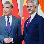 　１８日、会談した中国の王毅外相（左）とインドのジャイシャンカル外相＝ニューデリー（インド外務省提供・ＡＰ＝共同）
