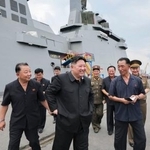 　初めて建造された５千トン級多目的駆逐艦を視察する北朝鮮の金正恩朝鮮労働党総書記（手前中央）＝１８日（朝鮮中央通信＝共同）