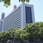 　警視庁（手前）