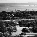 　砲撃や爆撃を受けたサイパン島沿岸地域の住宅街＝１９４４年（沖縄県公文書館所蔵）