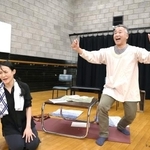　２人芝居「父と暮せば」の稽古をする岩崎麻由さん（左）と宇佐美慎吾さん＝１日、シドニー（共同）