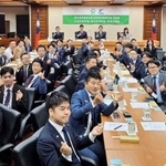 　１９日、台北の立法院で開かれた民主進歩党と自民党青年局の交流座談会（共同）