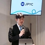 　円建てのステーブルコイン発行について記者会見するＪＰＹＣの岡部典孝代表取締役＝１９日午後、東京都千代田区
