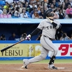 　１回巨人１死二塁、丸が右越えに先制２ランを放つ＝神宮