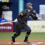 　６回阪神２死一、三塁、代打糸原が右前に適時打を放つ＝京セラドーム