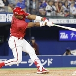 　９回広島１死一塁、モンテロが左越えに決勝の２ランを放つ＝横浜