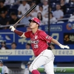 　１０回楽天１死満塁、代打渡辺佳が決勝の左犠飛を放つ＝ＺＯＺＯマリン