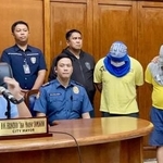 　射殺事件に関する記者会見に同席させられたアベル・マナバット容疑者（右から２人目）とアルベルト容疑者（同３人目）＝１９日、マニラ（共同）