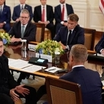 　ホワイトハウスで欧州首脳と協議するトランプ米大統領（奥右）とウクライナのゼレンスキー大統領（手前左）＝１８日（ロイター＝共同）