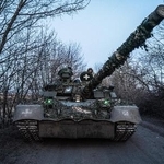 　ウクライナ東部ドネツク州で戦闘に備えるウクライナ軍の戦車と兵士＝２０２４年３月（ゲッティ＝共同）