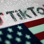 　「ＴｉｋＴｏｋ」のロゴと米国旗のイメージ（ロイター＝共同）