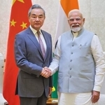 　１９日、ニューデリーで握手するインドのモディ首相（右）と中国の王毅外相（インド首相府提供・ＡＰ＝共同）
