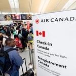 　１９日、カナダ航空最大手エア・カナダのストライキが終結し、空港で搭乗手続きの列に並ぶ旅客＝カナダ・オンタリオ州（ロイター＝共同）
