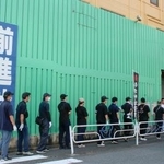 　中核派の拠点「前進社」の家宅捜索に入る捜査員＝２０日午前８時５０分、東京都江戸川区