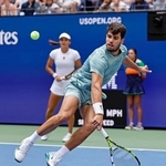 　混合ダブルス１回戦でプレーするカルロス・アルカラス（手前）、エマ・ラドゥカヌ組＝ニューヨーク（共同）
