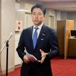 　記者団の取材に応じる小泉農相＝２０日午前、農水省