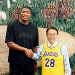 　愛知県の大村秀章知事（右）を表敬訪問したＮＢＡレーカーズの八村塁選手＝２０日午前、愛知県公館