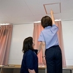　栃木県内の県立高校で女子更衣室の点検口を確認する教職員＝２０日午前
